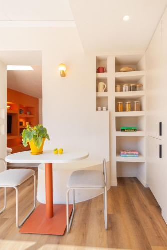une salle à manger avec une table et deux chaises dans l'établissement Small townhouse Roucas, à Marseille