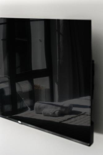 Televisyen dan/atau pusat hiburan di Stylish City Home with Parking Prime Location