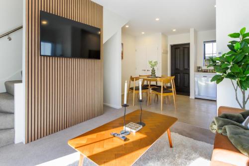 Televisyen dan/atau pusat hiburan di Stylish City Home with Parking Prime Location