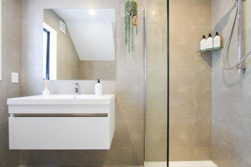 Ένα μπάνιο στο Stylish City Home with Parking Prime Location