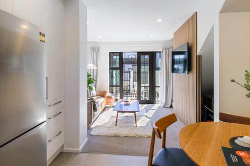 Ruang duduk di Stylish City Home with Parking Prime Location