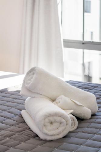 Katil atau katil-katil dalam bilik di Stylish City Home with Parking Prime Location