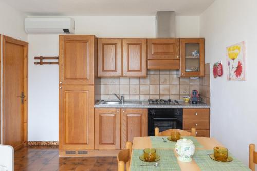 Η κουζίνα ή μικρή κουζίνα στο Appartamenti La Chiocciola - Helloelba