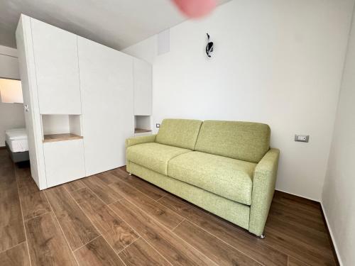 a living room with a green couch in a room at Aquila in Arco