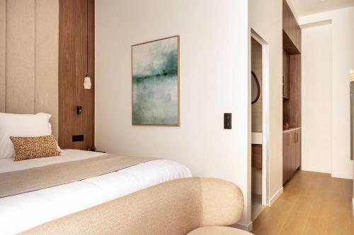 une chambre avec un lit et un tableau au mur dans l'établissement Studio exceptionnel champ de mars - paris 7 - 2p, à Paris
