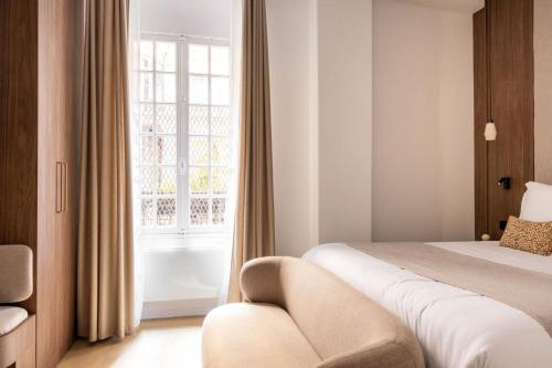 une chambre d'hôtel avec un lit et une fenêtre dans l'établissement Studio exceptionnel champ de mars - paris 7 - 2p, à Paris