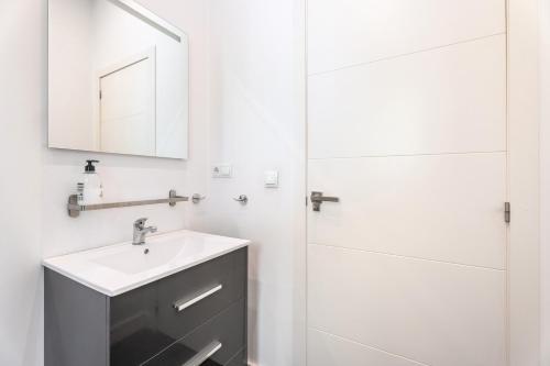 un bagno con lavandino e doccia di Casa en Sierra Calderona a Serra