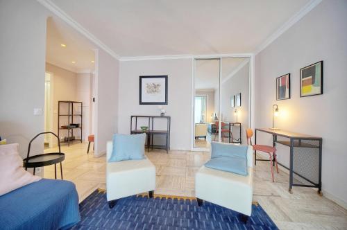 une chambre avec un lit, une table et des chaises dans l'établissement Sand - Parking - 10min mer - VCA, à Cannes