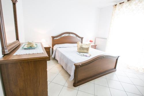 una camera con letto, tavolo e finestra di Leopardi Pineto Vacanza a Pineto