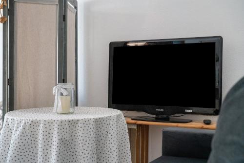 Una televisión o centro de entretenimiento en Ferienwohnung bei Julia mit Wlan