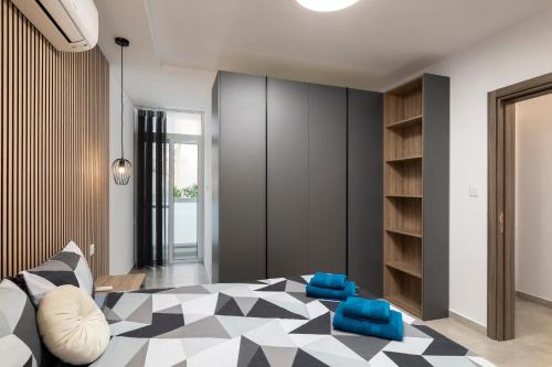 Кровать или кровати в номере Modern 2BD Apartment with Spacious Layout & 2 Balconies - San Gwann