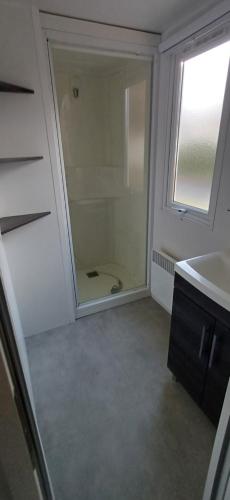 a bathroom with a sink and a mirror at eleganzia in Gastes