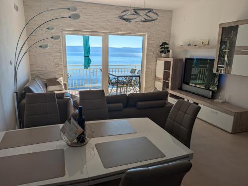 a living room with a couch and a table at Breladreams Apartment in Brela