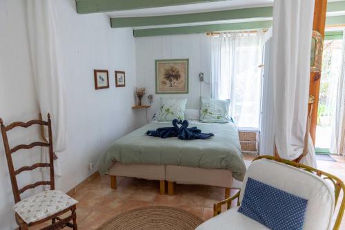 - une chambre avec un lit doté d'un oriel bleu dans l'établissement Domaine du Lac de la vallée, à La Roquette-sur-Siagne