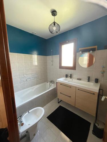 une salle de bain avec une baignoire, des toilettes et un lavabo dans l'établissement Maison sur L'île lumineuse, à Saint-Denis-dʼOléron