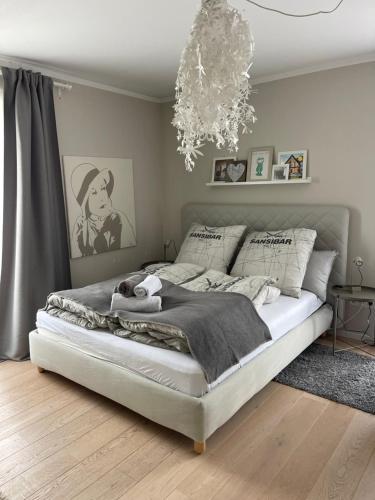 a bedroom with a large bed in a room at 80qm Appartement, 3 Schlaf-Zimmer, integrierter Küche und Bad, 2min von A8, Garten mit Sitzgruppe, ruhig und modern in Irschenberg