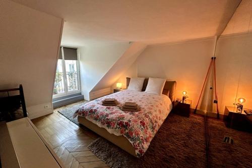 une chambre avec un lit et une grande fenêtre dans l'établissement Appartement 74m2 in the center of Paris, à Paris