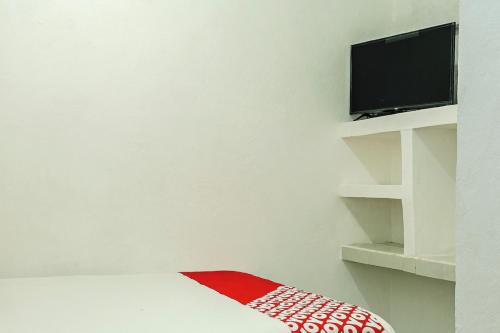 Μια τηλεόραση ή/και κέντρο ψυχαγωγίας στο OYO Hotel Cabo Del Sur, Cabo San Lucas