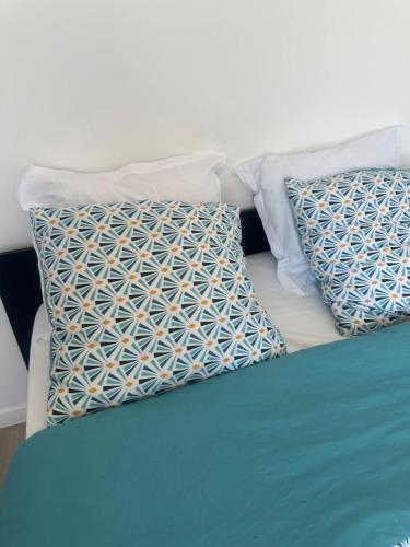 un lit avec deux oreillers dessus dans l'établissement Appart de 5 chambres sur Nancy, à Nancy