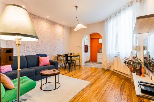 un salon avec un canapé et une table dans l'établissement Le Maginot - Superbe Appartement de 75m2 - Deux Chambres - 4 Lits Simple -Position Centrale Centre Ville, Pompidou, Nouvelle Ville - 2 à 4 Personnes, à Metz