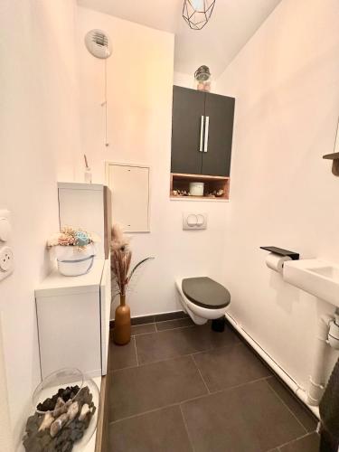 une salle de bain avec toilettes et lavabo dans l'établissement Charming apartment, à Garches