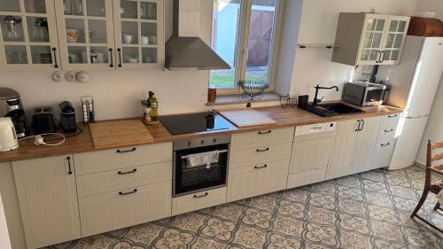 Una cocina o cocineta en Rekreační dům Sudoměřice u Bechyně