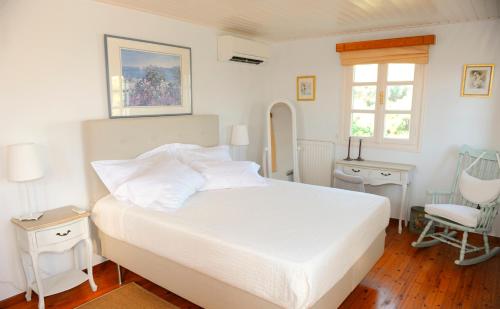 En eller flere senge i et værelse på Aeolos Villa