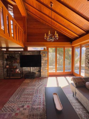 TV a/nebo společenská místnost v ubytování Private 3-story villa in Val calanca, Rossa