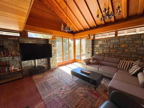 TV a/nebo společenská místnost v ubytování Private 3-story villa in Val calanca, Rossa