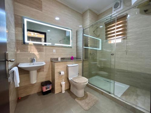 Vonios kambarys apgyvendinimo įstaigoje 3 Bedroom Perfectly Furnished apartment in Ikoyi
