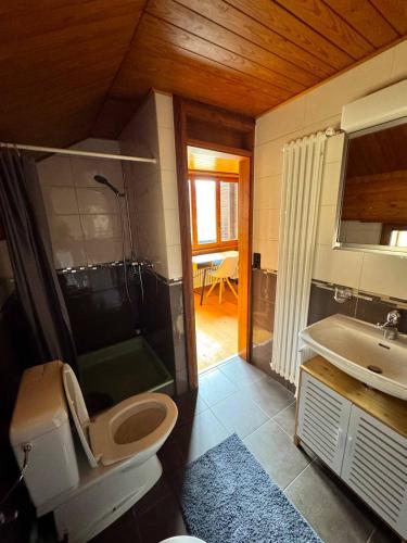 Posezení v ubytování Private 3-story villa in Val calanca, Rossa