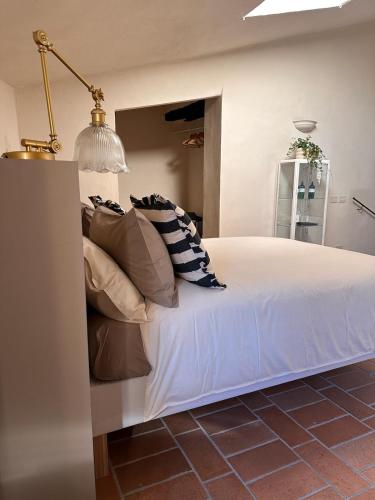 Postel nebo postele na pokoji v ubytování Lanternone nel Borgo - Appartamento con Vasca Idromassaggio