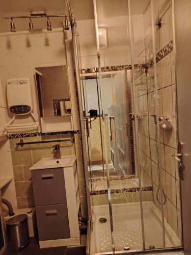 une salle de bain avec une douche, des toilettes et un lavabo dans l'établissement CAEN le Port, à Caen