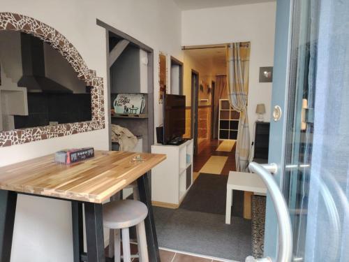 une petite cuisine avec un comptoir en bois et une chambre dans l'établissement CAEN le Port, à Caen
