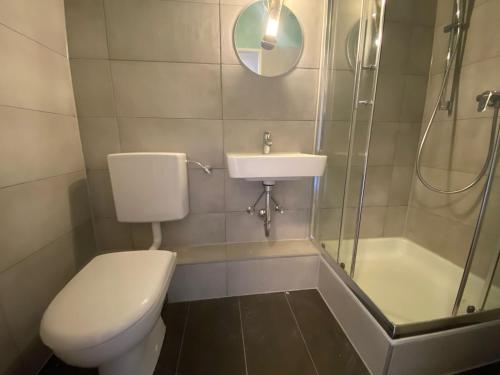 Bilik mandi di 1-Zimmerwohnung mit Balkon