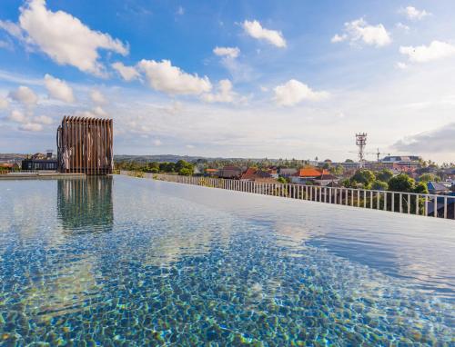 Kolam renang di atau dekat dengan Watermark Hotel & Spa Bali
