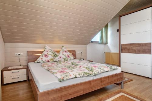 Ένα ή περισσότερα κρεβάτια σε δωμάτιο στο Ferienwohnung Plocher