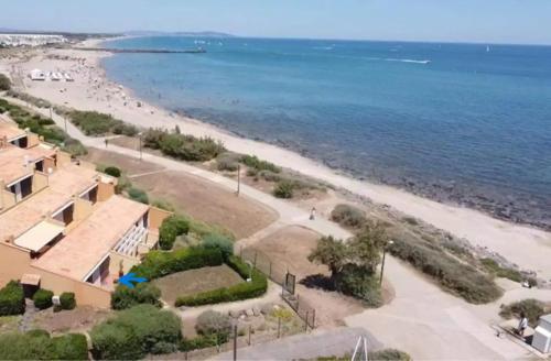 une vue de la plage depuis un immeuble dans l'établissement Appart CAP D'AGDE, au Cap d'Agde