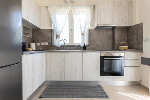 Кухня или мини-кухня в Dream Day Villa
