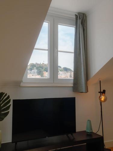 Stylish 2BR Castle View - Central | By Airnest