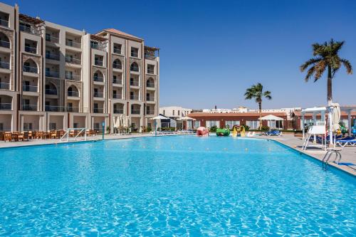 Sunrise Alora Aqua Park Resort — Swimming pool