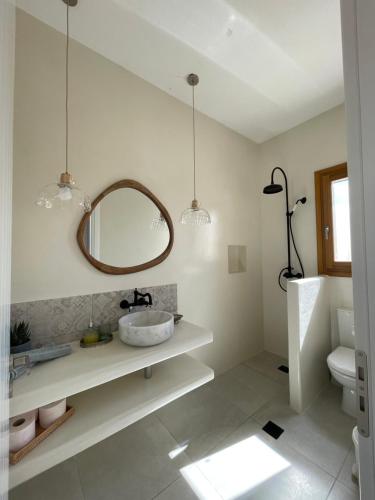 un baño con lavabo y espejo en Gaia House, en Kampos