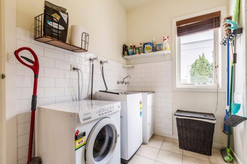 Φωτογραφία από το άλμπουμ του 2BR with Free Parking 2min to Seaholme Station σε Altona