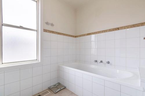 Ένα μπάνιο στο 2BR with Free Parking 2min to Seaholme Station