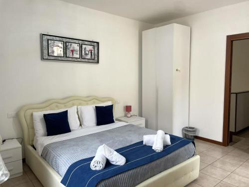 Un dormitorio con una cama con toallas. en Flat blue, en Verona