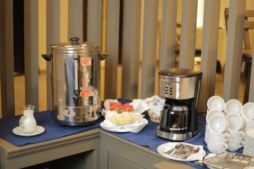 een aanrecht met een koffiezetapparaat en een blender erop bij Pyramids Oasis Hotel in Caïro
