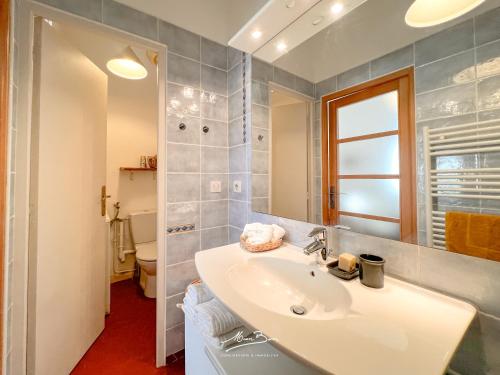 une salle de bain avec un lavabo blanc et des toilettes dans l'établissement La Terrasso de la Mar - 350m des plages - Terrasse - 4 couchages - Wifi, à Toulon