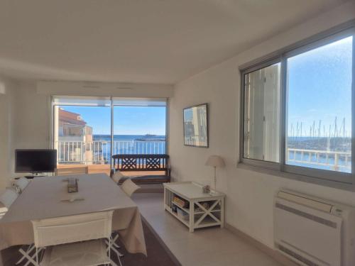 - un salon avec une table et une vue sur l'océan dans l'établissement Appartement 3 pièces - Vue sur port - CAP D 'AGDE CT345-029, au Cap d'Agde