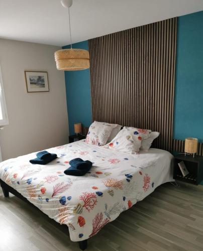 - un lit avec 2 serviettes dans une chambre dans l'établissement maison sur le bassin d'Arcachon, au Teich