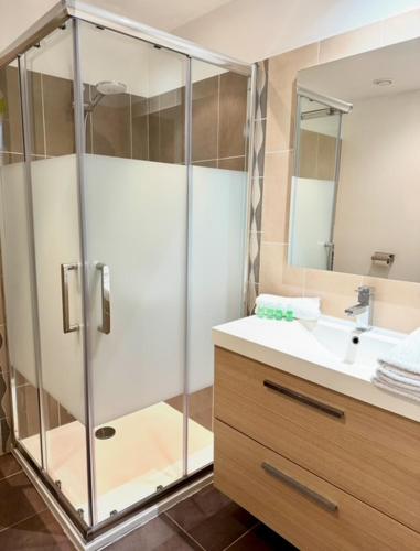 une salle de bain avec douche et lavabo dans l'établissement DOMAINE LOU BEL AZUR - Sérénité, à Saint-Laurent-du-Var